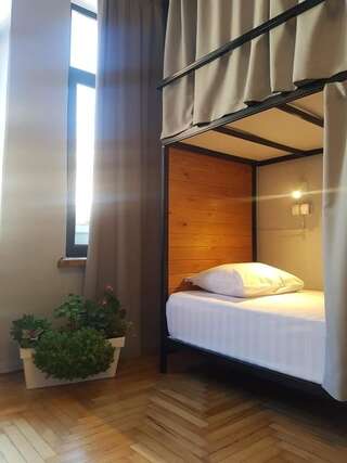 Хостелы Hostel Old Batumi Батуми Кровать в общем номере для мужчин и женщин с 10 кроватями-5