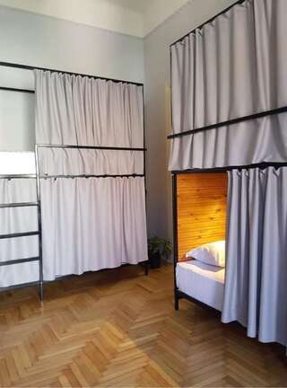 Хостелы Hostel Old Batumi Батуми Кровать в общем номере для мужчин и женщин с 10 кроватями-3